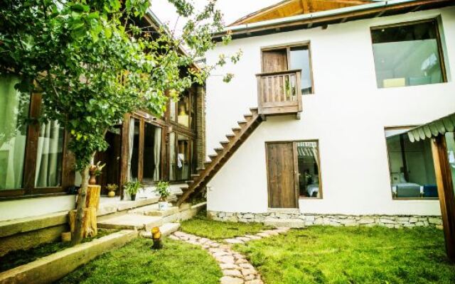 Black and White Tibetan Culture Boutique Inn