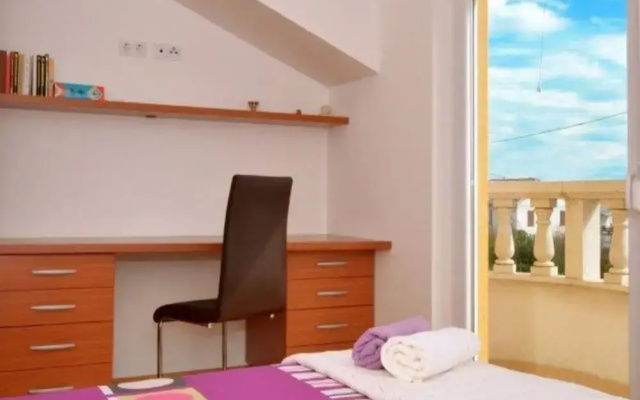 Bright Kaštela Apartment With Balcony and Private Parking