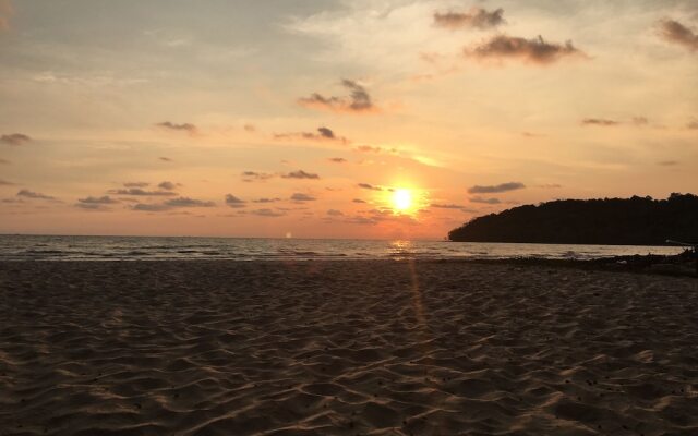 Hula Hula Beach Bungalows & Restaurant