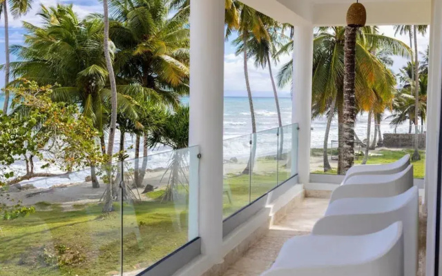 Room in Guest Room - Oceanfront Suite With Kitchenette Stunning Views & Secluded Luxury