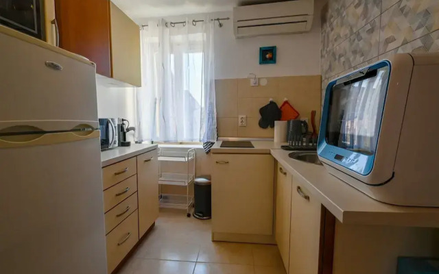 Old Town Modern and Sunny Studio Apartment