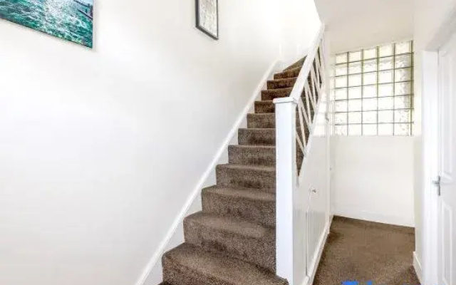 Greener Stays - A Beautiful 3-double bedroom House