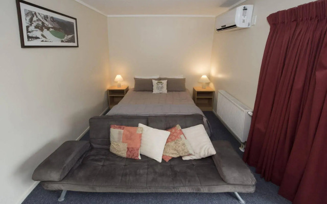 Adventure Lodge & Motel