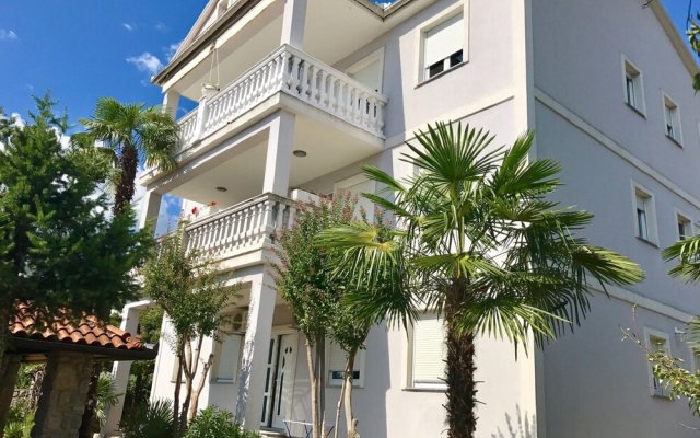 Adorable Studio Apartment 200 Meters Distant From the Beach !