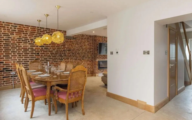 Spacious 4-bed Near City Sea