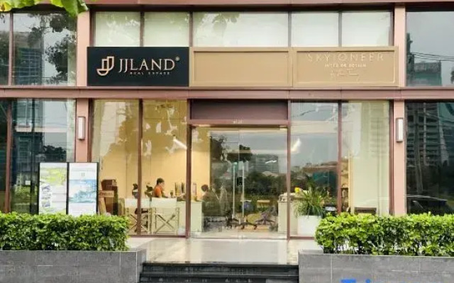 The Emerald Metropole Luxury Apartment