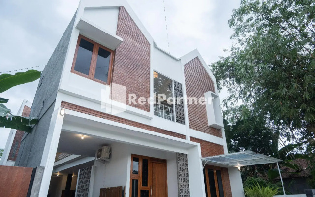 Twin House by OYO Rooms