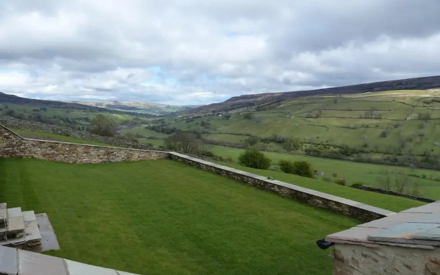 Stunningviews-privacy-hiking-sleeps8-wifi