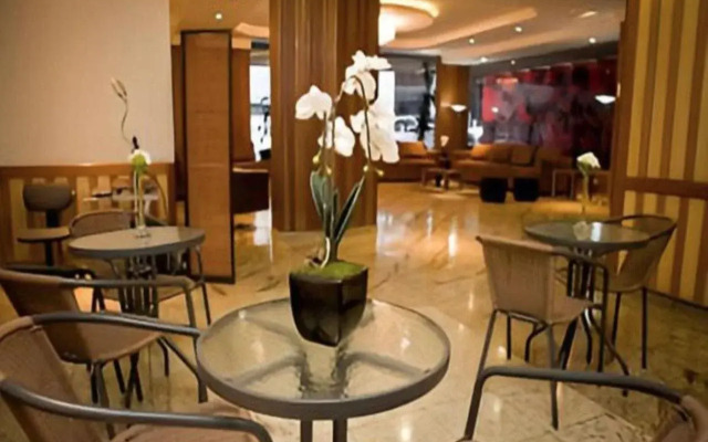 Carillon Plaza Hotel