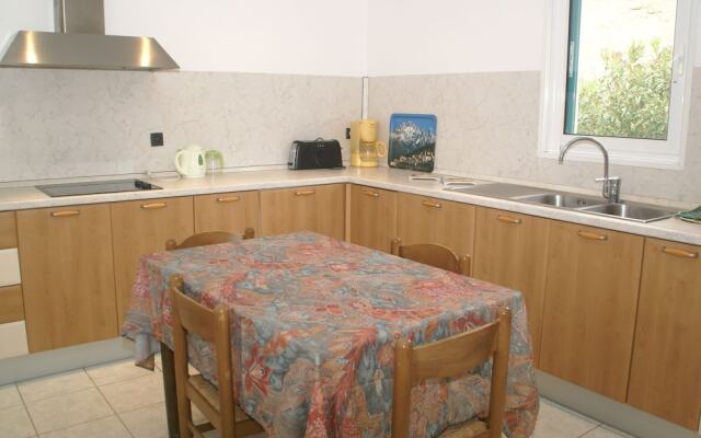 Spacious house, 100m from the beach, swimming pool.