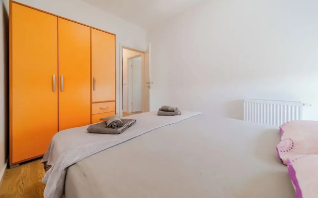 Modern Apartment With Balcony And Garage