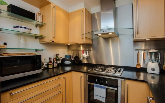 Characterful Townhouse w Patio in Arty Hampstead