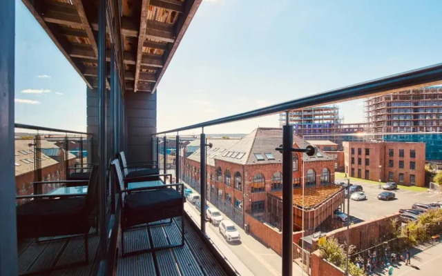 King Deluxe City Apt Large Balcony& Free Parking!