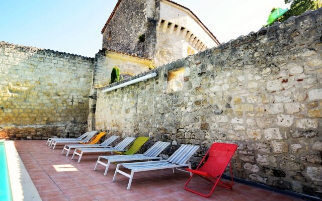 Authentic Castle in Bon-Encontre with Open Kitchen