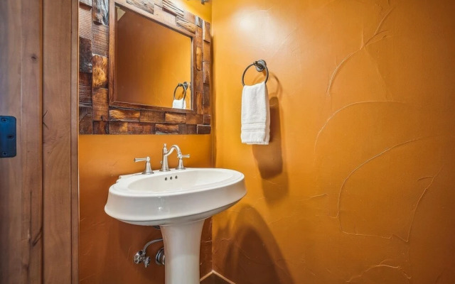 High Point Lodge 5 Bedroom Home by RedAwning