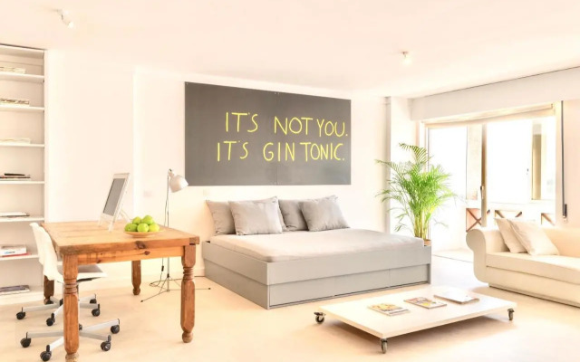 Swimming pool apartment with private parking