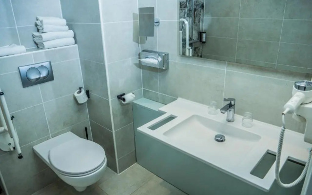 Отель Logis Hôtel Uzès Pont du Gard