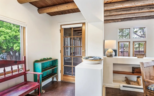 Old Santa Fe Trail - Walk Everywhere, Kiva Fireplace, Amazing Natural Light