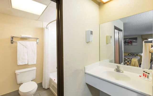 Super 8 by Wyndham Wichita North