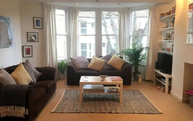 Modern 2 Double Bedroom Flat Near Gloucester Road