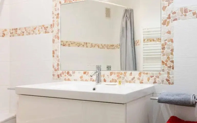 Paris City – Spacious 3 bedroom flat for families -3 minutes from metro station