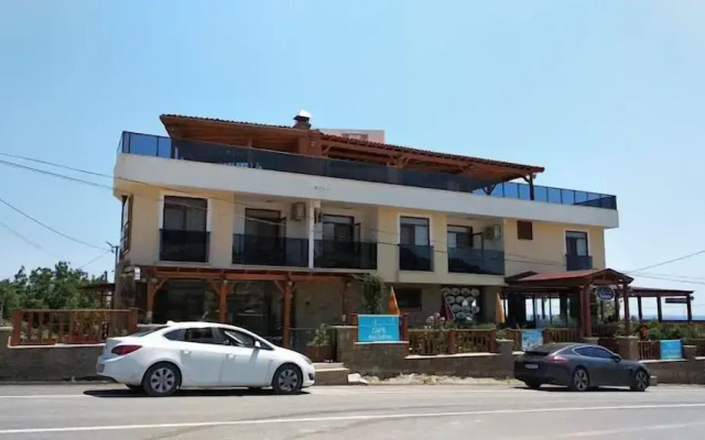 Li̇mi̇s Otel