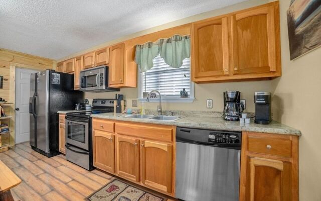 Strollin' Bear 3 Bedroom Home by RedAwning