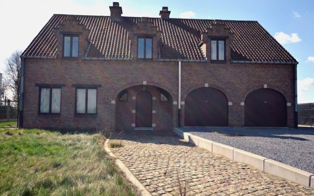 Detached Mansion For 10 People With Ginormous Garden In Linter