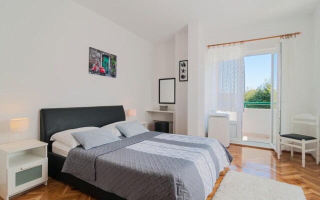 Nice Home in Split With Sauna, Wifi and 7 Bedrooms