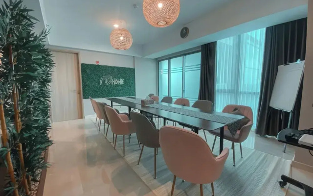 Staycation Jakarta Holland Village