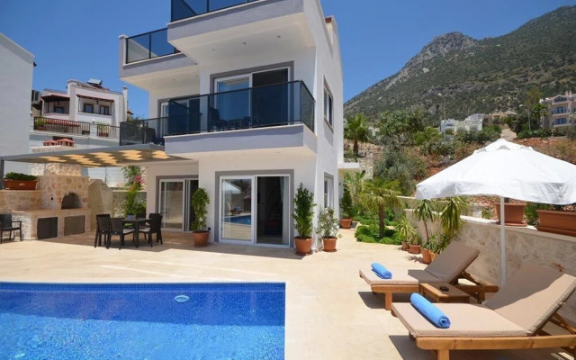 Villa Esma by Akdenizvillam