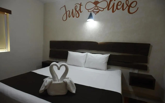 12 Bees Hotel