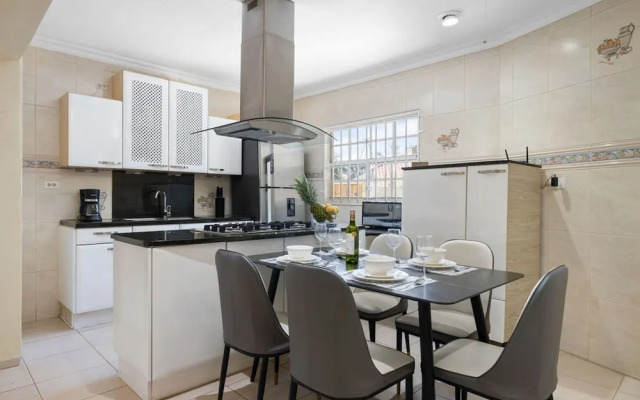 Cozy Central 4br3ba Home w Pvt Pool Largegarden