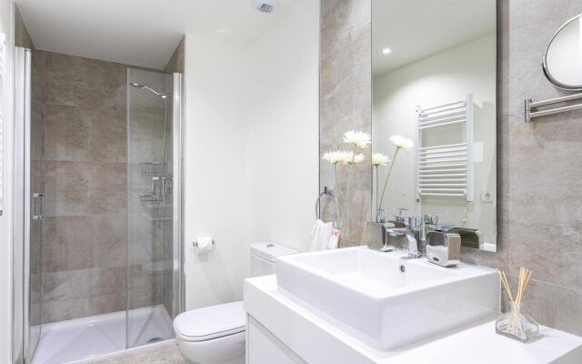 Blue Infinity Luxury Apartment by GHR Rentals