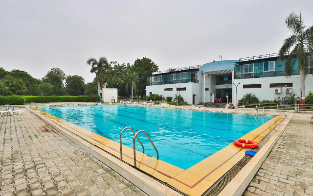Capital O 16350 Infocity Club And Resort