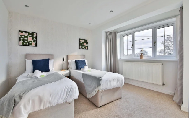 Bright & Airy 3-Bed with Parking