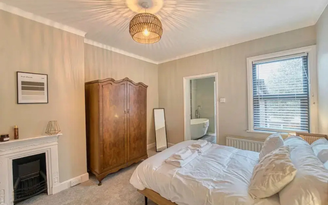 Host Stay Barton Road House