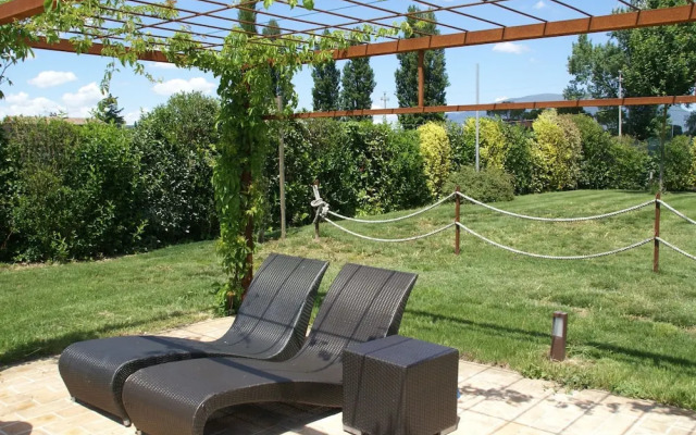 Belvilla by OYO Modern Luxury Apartment With Pool