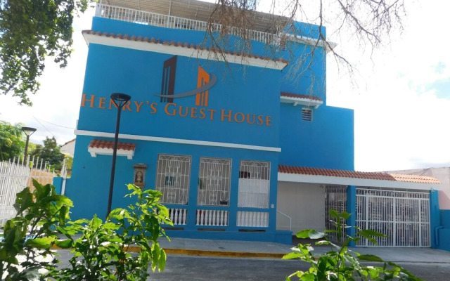 Henry's GuestHouse - Hostel