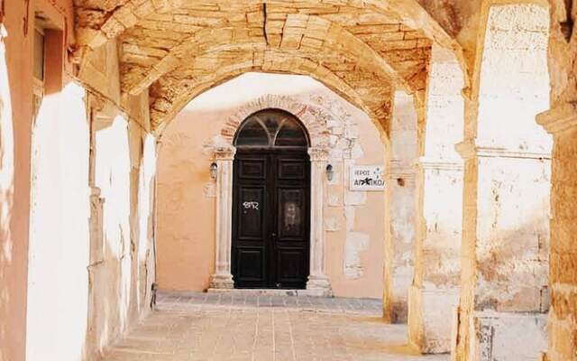 Roussos Place - Next To Splantzia Square - 2bd 2ba