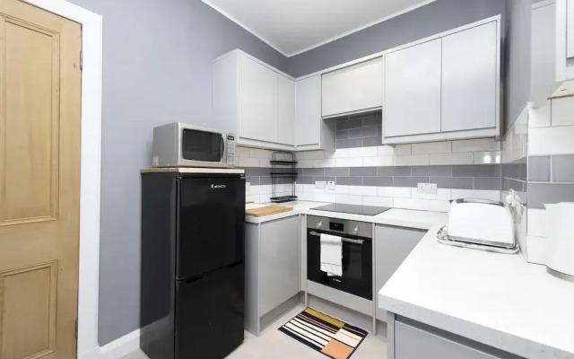 JOIVY Charming 1-Bed Ap Near Leith Links W/ Patio