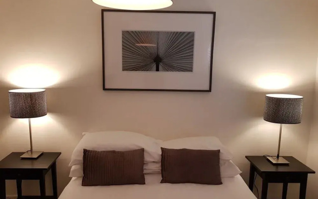 Modern 2 Bedroom Flat in Victoria - Zone 1