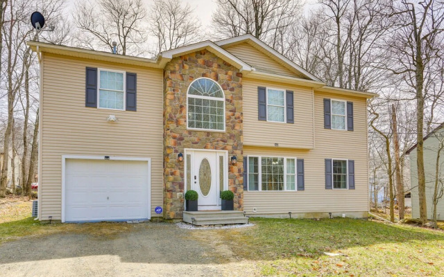 Pet-friendly Pocono Vacation Rental w/ Lake Access