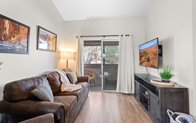 Hikers Hideaway Cozy Resort Condo w/ Pool & More