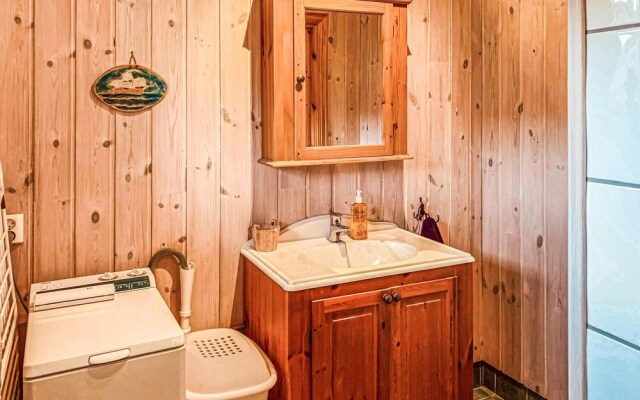 Stunning Home in Bekkjarvik With 3 Bedrooms and Wifi