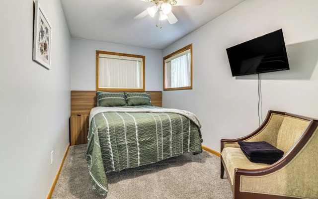 Pocono Getaway: Hot Tub, Community Lake Access!