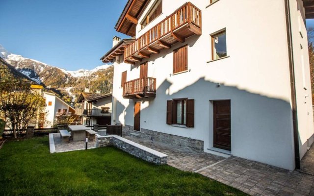 ALTIDO Warm Flat for 4, with Parking in Courmayeur