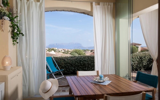 Anemone Apartment With Terrace by Wonderful Italy