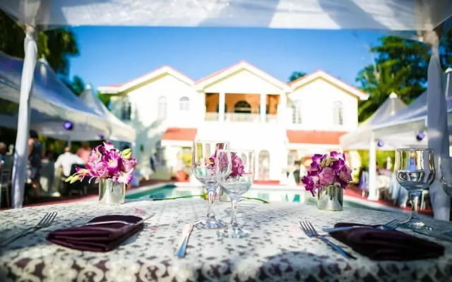 Summerhill, 8BR by Jamaican Treasures