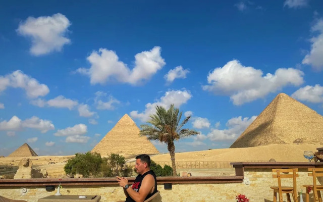 Seven Pyramids Inn